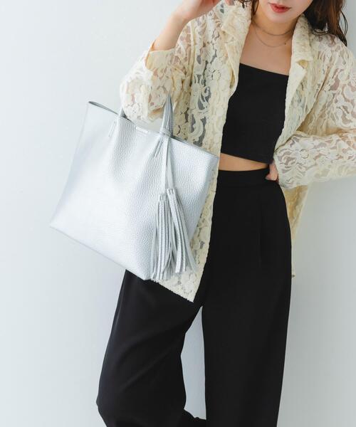 RODE SKO（ロデスコ）の「タッセル軽量2WAYシンプルトートバッグ（トートバッグ・レディース・ブラック/シルバー/ゴールド/ホワイト系その他/グレー系その他/ブラウン系その他/パープル系その他・ONE）」の17枚目の写真