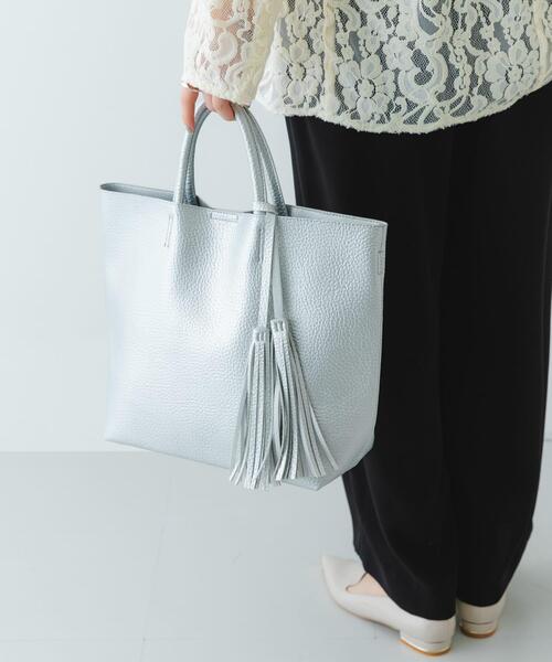 RODE SKO（ロデスコ）の「タッセル軽量2WAYシンプルトートバッグ（トートバッグ・レディース・ブラック/シルバー/ゴールド/ホワイト系その他/グレー系その他/ブラウン系その他/パープル系その他・ONE）」の15枚目の写真
