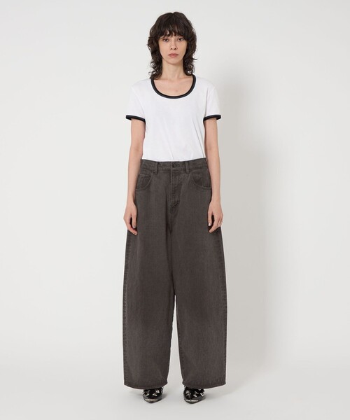 ASTRAET(アストラット)の「<ASTRAET>BIG バルーン カラーデニムパンツ UNISEX(デニムパンツ・レディース・ダークグレー/ベージュ・0/1/00/3)」の3枚目の写真