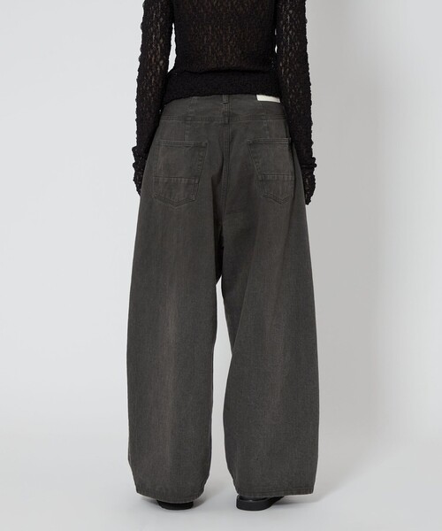 ASTRAET(アストラット)の「<ASTRAET>BIG バルーン カラーデニムパンツ UNISEX(デニムパンツ・レディース・ダークグレー/ベージュ・0/1/00/3)」の17枚目の写真