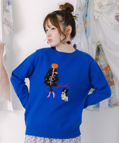 ScoLar(スカラー)の「153638:女の子とワンちゃん刺繍アップリケ ニットプルオーバー(ニット/セーター・レディース・アイボリー/ブルー・M)」の2枚目の写真