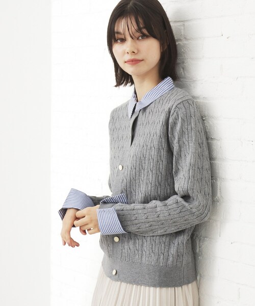 THE SHOP TK （ザ ショップ ティーケー ）の「【着るだけでコーデ完成】シャツレイヤード風 ケーブルニット（ニット/セーター・レディース・ネイビー/アイボリー/グレー・13/12）」の2枚目の写真