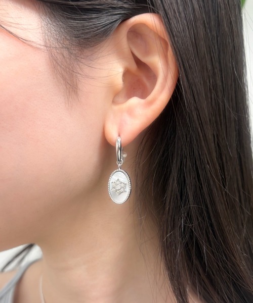 LANVIN en Bleu(ランバンオンブルー)の「オーバルモチーフ ピアス(ピアス(両耳用)・レディース・ブラック/ホワイト・ONE SIZE)」の7枚目の写真
