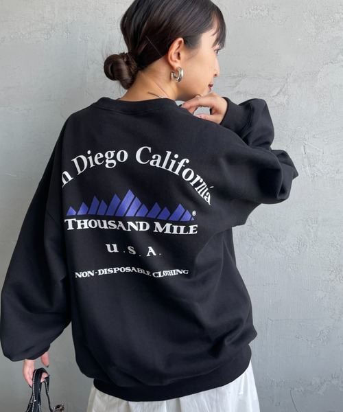 THOUSAND MILE（サウザンドマイル）の「[THOUSAND MILE/サウザンドマイル] 別注 バックプリント クルーネックスウェット（スウェット・レディース・ブラック/チャコールグレー/ライトグレー/ベージュ・S/L/XL/M）」の2枚目の写真
