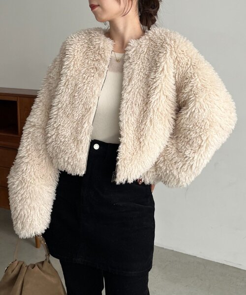 CAPRICIEUX LE'MAGE（カプリシューレマージュ）の「【リバーシブル】〈C.L〉ボアリバショートジャケット（ブルゾン・レディース・ホワイト系その他/ブラック・FREE）」の2枚目の写真