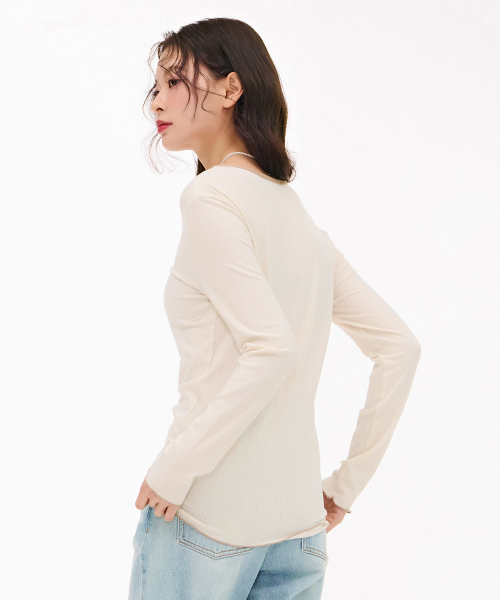 CHASECULT(チェイスカルト)の「レディースフリルVネックTシャツ-ベージュ(Tシャツ/カットソー・レディース・ベージュ・95/90/85)」の2枚目の写真