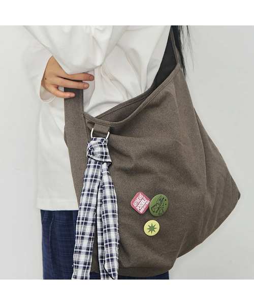 GRAVER（グレーバー）の「[ユニセックス]コットンキャンバスバッジクロスバッグ_2カラー（メッセンジャーバッグ・レディース・ブラック/ブラウン・ONE SIZE）」の2枚目の写真