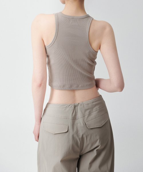 MUSINSA STANDARD WOMAN（ムシンサスタンダードウーマン）の「ウィメンズレーサーバッククロップタンクトップ[グレーシュベージュ]（Tシャツ/カットソー・レディース・その他・SMALL/MEDIUM/LARGE/X-SMALL）」の2枚目の写真