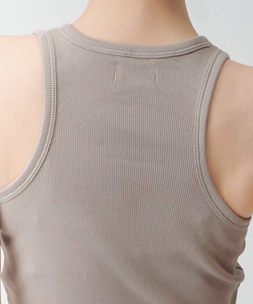 MUSINSA STANDARD WOMAN（ムシンサスタンダードウーマン）の「ウィメンズレーサーバッククロップタンクトップ[グレーシュベージュ]（Tシャツ/カットソー・レディース・その他・SMALL/MEDIUM/LARGE/X-SMALL）」の4枚目の写真