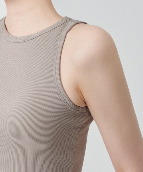 MUSINSA STANDARD WOMAN（ムシンサスタンダードウーマン）の「ウィメンズレーサーバッククロップタンクトップ[グレーシュベージュ]（Tシャツ/カットソー・レディース・その他・SMALL/MEDIUM/LARGE/X-SMALL）」の5枚目の写真