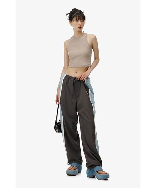 MUSINSA STANDARD WOMAN（ムシンサスタンダードウーマン）の「ウィメンズレーサーバッククロップタンクトップ[グレーシュベージュ]（Tシャツ/カットソー・レディース・その他・SMALL/MEDIUM/LARGE/X-SMALL）」の14枚目の写真