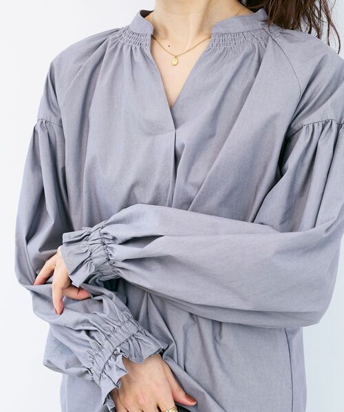 le.coeur blanc（ルクールブラン）の「シャーリングネックブラウス（シャツ/ブラウス・レディース・グレー・38）」の18枚目の写真