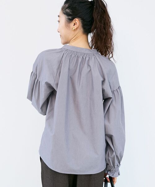 le.coeur blanc（ルクールブラン）の「シャーリングネックブラウス（シャツ/ブラウス・レディース・グレー・38）」の20枚目の写真