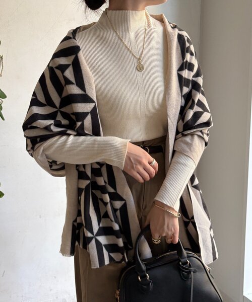 DouDou（ドゥドゥ）の「【WEB限定】幾何柄プリントストール（ストール/ショール・レディース・アイボリー/ブルー・FREE）」の2枚目の写真