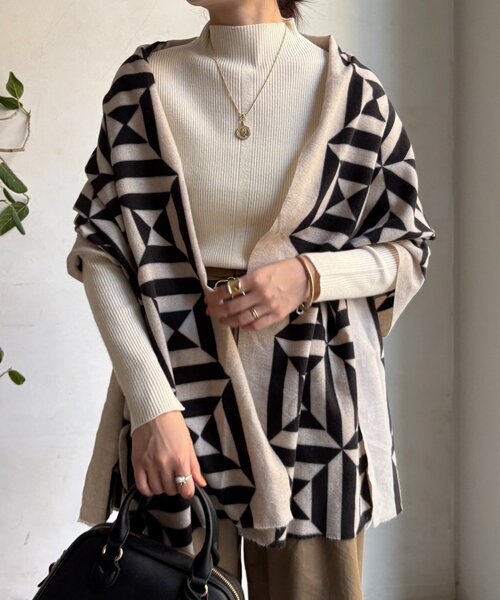 DouDou（ドゥドゥ）の「【WEB限定】幾何柄プリントストール（ストール/ショール・レディース・アイボリー/ブルー・FREE）」の3枚目の写真