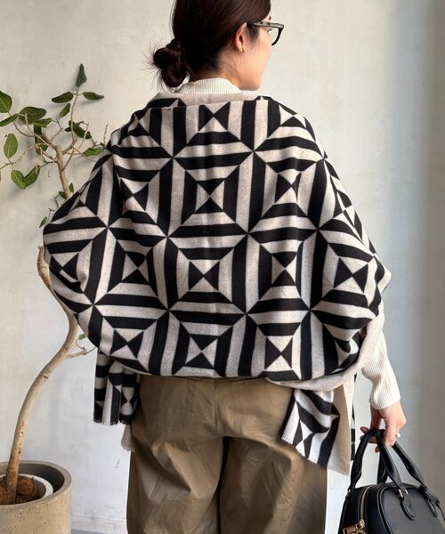 DouDou（ドゥドゥ）の「【WEB限定】幾何柄プリントストール（ストール/ショール・レディース・アイボリー/ブルー・FREE）」の4枚目の写真