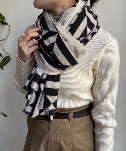 DouDou（ドゥドゥ）の「【WEB限定】幾何柄プリントストール（ストール/ショール・レディース・アイボリー/ブルー・FREE）」の5枚目の写真