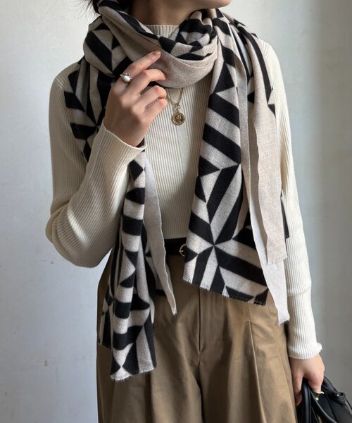 DouDou（ドゥドゥ）の「【WEB限定】幾何柄プリントストール（ストール/ショール・レディース・アイボリー/ブルー・FREE）」の6枚目の写真