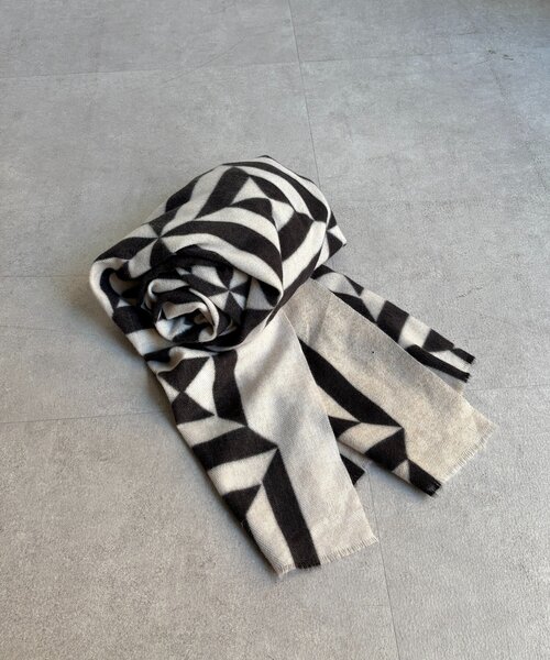 DouDou（ドゥドゥ）の「【WEB限定】幾何柄プリントストール（ストール/ショール・レディース・アイボリー/ブルー・FREE）」の7枚目の写真