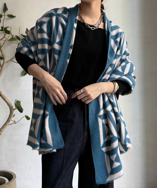 DouDou（ドゥドゥ）の「【WEB限定】幾何柄プリントストール（ストール/ショール・レディース・アイボリー/ブルー・FREE）」の8枚目の写真