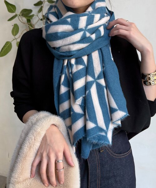 DouDou（ドゥドゥ）の「【WEB限定】幾何柄プリントストール（ストール/ショール・レディース・アイボリー/ブルー・FREE）」の10枚目の写真