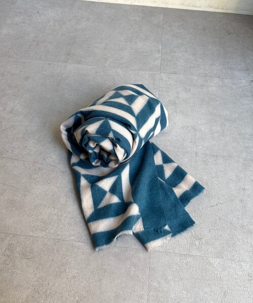 DouDou（ドゥドゥ）の「【WEB限定】幾何柄プリントストール（ストール/ショール・レディース・アイボリー/ブルー・FREE）」の11枚目の写真