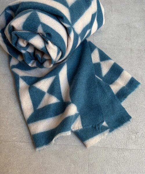 DouDou（ドゥドゥ）の「【WEB限定】幾何柄プリントストール（ストール/ショール・レディース・アイボリー/ブルー・FREE）」の12枚目の写真