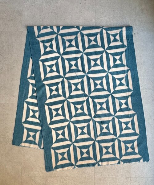 DouDou（ドゥドゥ）の「【WEB限定】幾何柄プリントストール（ストール/ショール・レディース・アイボリー/ブルー・FREE）」の13枚目の写真