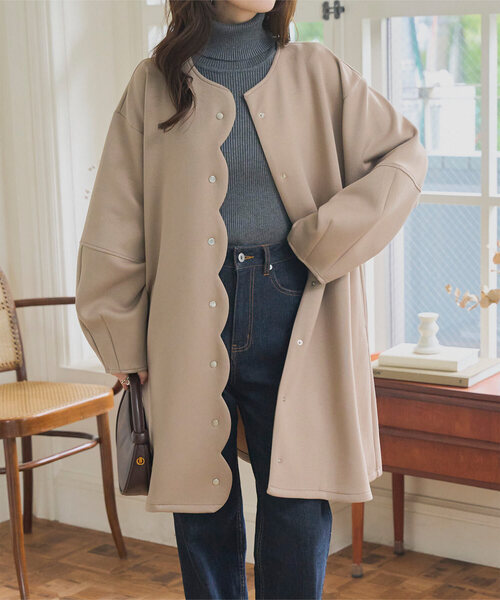 KOBE LETTUCE（コウベレタス）の「ダイバー素材スカラップコート（ノーカラーコート・レディース・ブラック/チャコール/モカ/アイボリー系・M）」の3枚目の写真