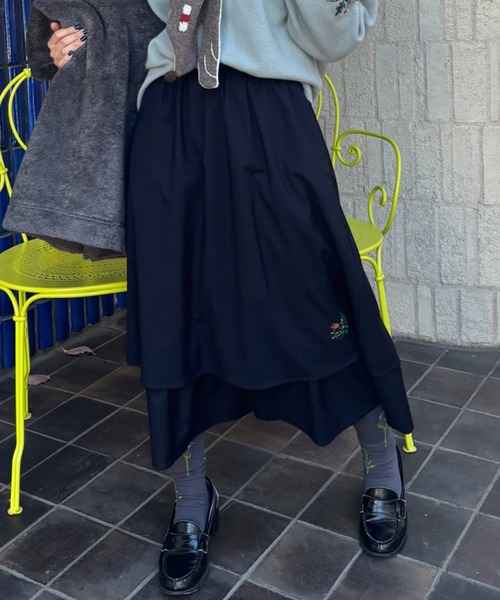 SUPER HAKKA(スーパーハッカ)の「ポリエステルレーヨンウールストレッチフローレットウィスパーワンポイント刺繍レイヤードティアードスカート(裏地付き)(スカート・レディース・ネイビー/ボルドー/ベージュ・FREE)」の3枚目の写真