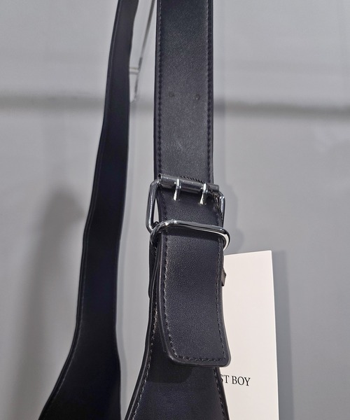 WESTBOY(ウエストボーイ)の「シンプル スクエア レザーライク サコッシュ ショルダーバッグ WO25W7BG06(ショルダーバッグ・メンズ・ブラック・FREE)」の8枚目の写真
