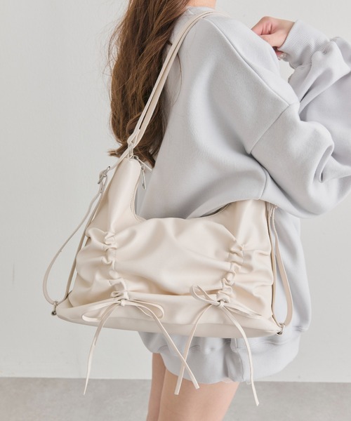 OLIVE des OLIVE（オリーブデオリーブ）の「2wayドロストリボンバッグ（ショルダーバッグ・レディース・オフホワイト/ブラック/サックスブルー・FREE）」の4枚目の写真