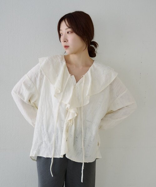 SHENERY（シーナリー）の「ニュアンスフリルカラーブラウス（シャツ/ブラウス・レディース・ベージュ/ブラック/オフホワイト・FREE）」の2枚目の写真