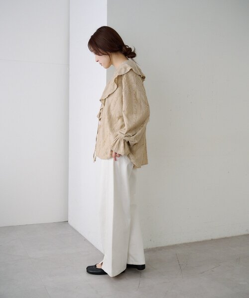 SHENERY（シーナリー）の「ニュアンスフリルカラーブラウス（シャツ/ブラウス・レディース・ベージュ/ブラック/オフホワイト・FREE）」の5枚目の写真