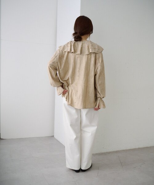 SHENERY（シーナリー）の「ニュアンスフリルカラーブラウス（シャツ/ブラウス・レディース・ベージュ/ブラック/オフホワイト・FREE）」の6枚目の写真