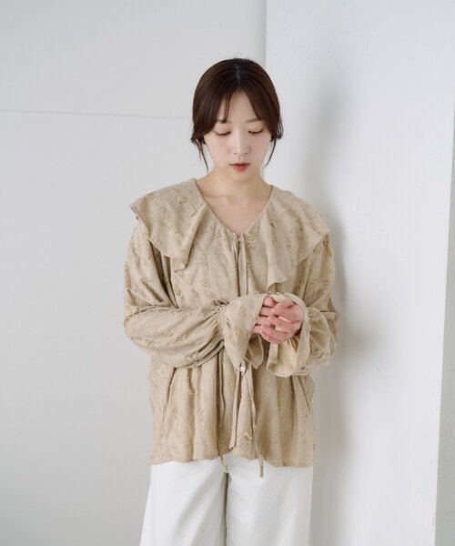 SHENERY（シーナリー）の「ニュアンスフリルカラーブラウス（シャツ/ブラウス・レディース・ベージュ/ブラック/オフホワイト・FREE）」の8枚目の写真