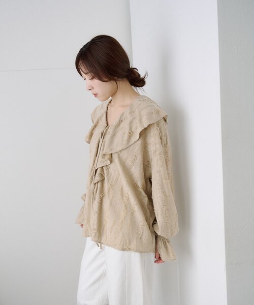 SHENERY（シーナリー）の「ニュアンスフリルカラーブラウス（シャツ/ブラウス・レディース・ベージュ/ブラック/オフホワイト・FREE）」の9枚目の写真