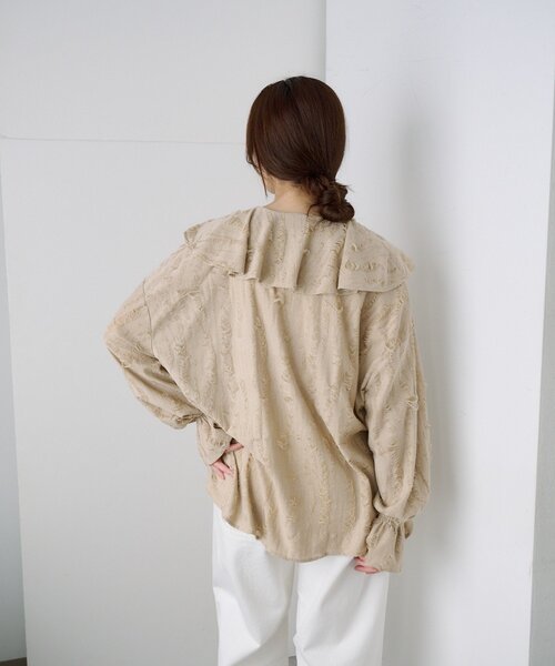 SHENERY（シーナリー）の「ニュアンスフリルカラーブラウス（シャツ/ブラウス・レディース・ベージュ/ブラック/オフホワイト・FREE）」の10枚目の写真