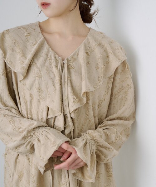 SHENERY（シーナリー）の「ニュアンスフリルカラーブラウス（シャツ/ブラウス・レディース・ベージュ/ブラック/オフホワイト・FREE）」の11枚目の写真