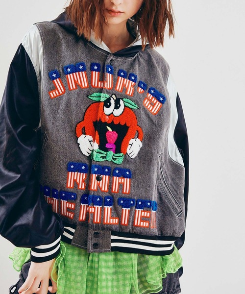 RNA(アールエヌエー)の「J2186 デニムコンビサテンスタジャン(スタジャン・レディース・ブラック/ブルー・MEDIUM)」の1枚目の写真