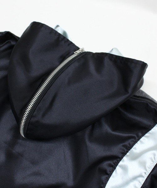 RNA(アールエヌエー)の「J2186 デニムコンビサテンスタジャン(スタジャン・レディース・ブラック/ブルー・MEDIUM)」の4枚目の写真