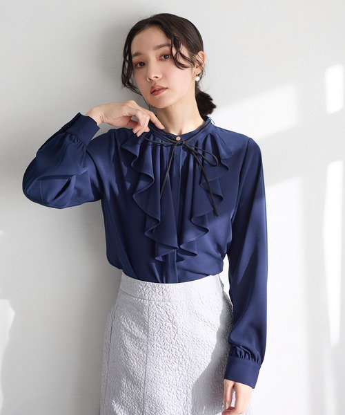 Andemiu（アンデミュウ）の「フロントフリルリボンブラウス644028（シャツ/ブラウス・レディース・ネイビー/オフホワイト/ブルー・FREE）」の3枚目の写真