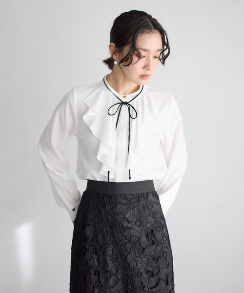 Andemiu（アンデミュウ）の「フロントフリルリボンブラウス644028（シャツ/ブラウス・レディース・ネイビー/オフホワイト/ブルー・FREE）」の2枚目の写真