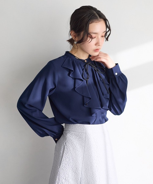 Andemiu（アンデミュウ）の「フロントフリルリボンブラウス644028（シャツ/ブラウス・レディース・ネイビー/オフホワイト/ブルー・FREE）」の10枚目の写真