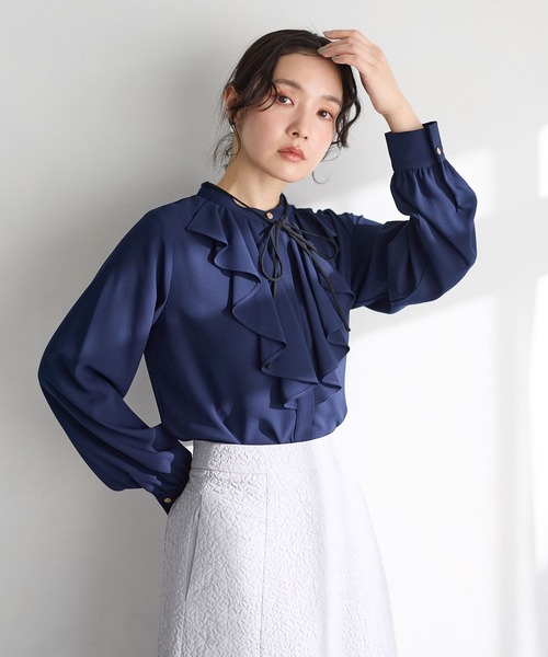 Andemiu（アンデミュウ）の「フロントフリルリボンブラウス644028（シャツ/ブラウス・レディース・ネイビー/オフホワイト/ブルー・FREE）」の11枚目の写真