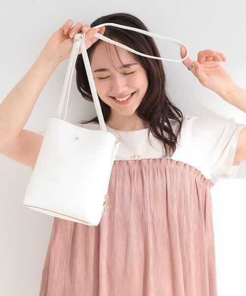 SHOO・LA・RUE(シューラルー)の「【軽量/高レビュー】見た目よりもたっぷり入る ふわっと軽い3層ショルダー(ショルダーバッグ・レディース・ブラック/シルバー/ダークグレー/グレー系その他5/ベージュ系その他7/ピンク系/オフホワイト/イエロー系その他・00)」の2枚目の写真