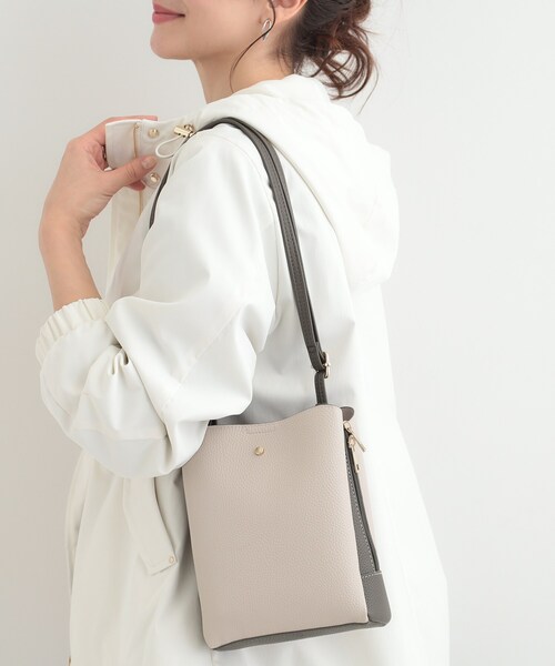 SHOO・LA・RUE（シューラルー）の「【軽量】ふわっと軽い3層ショルダー（ショルダーバッグ・レディース・ブラック/シルバー/ダークグレー/グレー系その他5/ベージュ系その他7/ピンク系・00）」の15枚目の写真