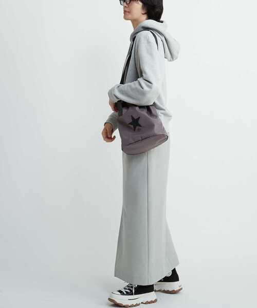 CONVERSE TOKYO(コンバーストウキョウ)の「SATIN BALLOON SHOULDER BAG(ショルダーバッグ・レディース・チャコールグレー/ブラック/ホワイト・FREE)」の11枚目の写真