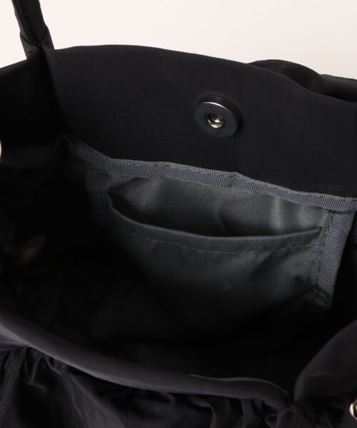 Right-on(ライトオン)の「【HONEYSUCKLE ROSE】フリルミニショルダー (愛らしさ / 存在感 / 機能性)(ショルダーバッグ・レディース・ブラック/キナリ・ONE SIZE)」の14枚目の写真