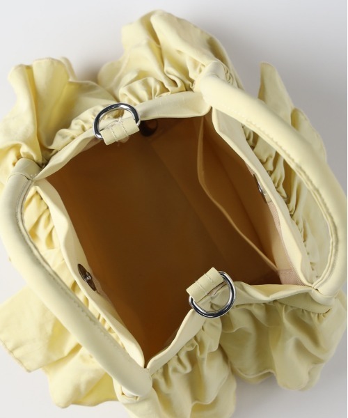 Right-on(ライトオン)の「【HONEYSUCKLE ROSE】フリルミニショルダー (愛らしさ / 存在感 / 機能性)(ショルダーバッグ・レディース・ブラック/キナリ・ONE SIZE)」の4枚目の写真